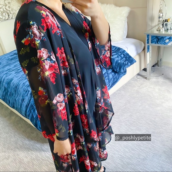 Red flower detail bell sleeve cover up maxi kimono duster - Picture 5 of 10